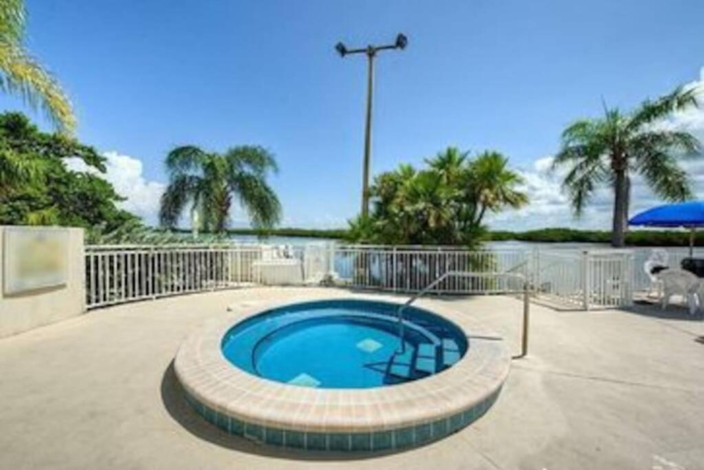 Sea Breeze, Studio 510, Beach Steps Away!+Pool+Wifi Ruskin Eksteriør billede