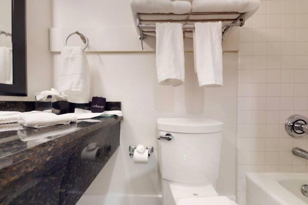 Sea Breeze, Studio 510, Beach Steps Away!+Pool+Wifi Ruskin Eksteriør billede